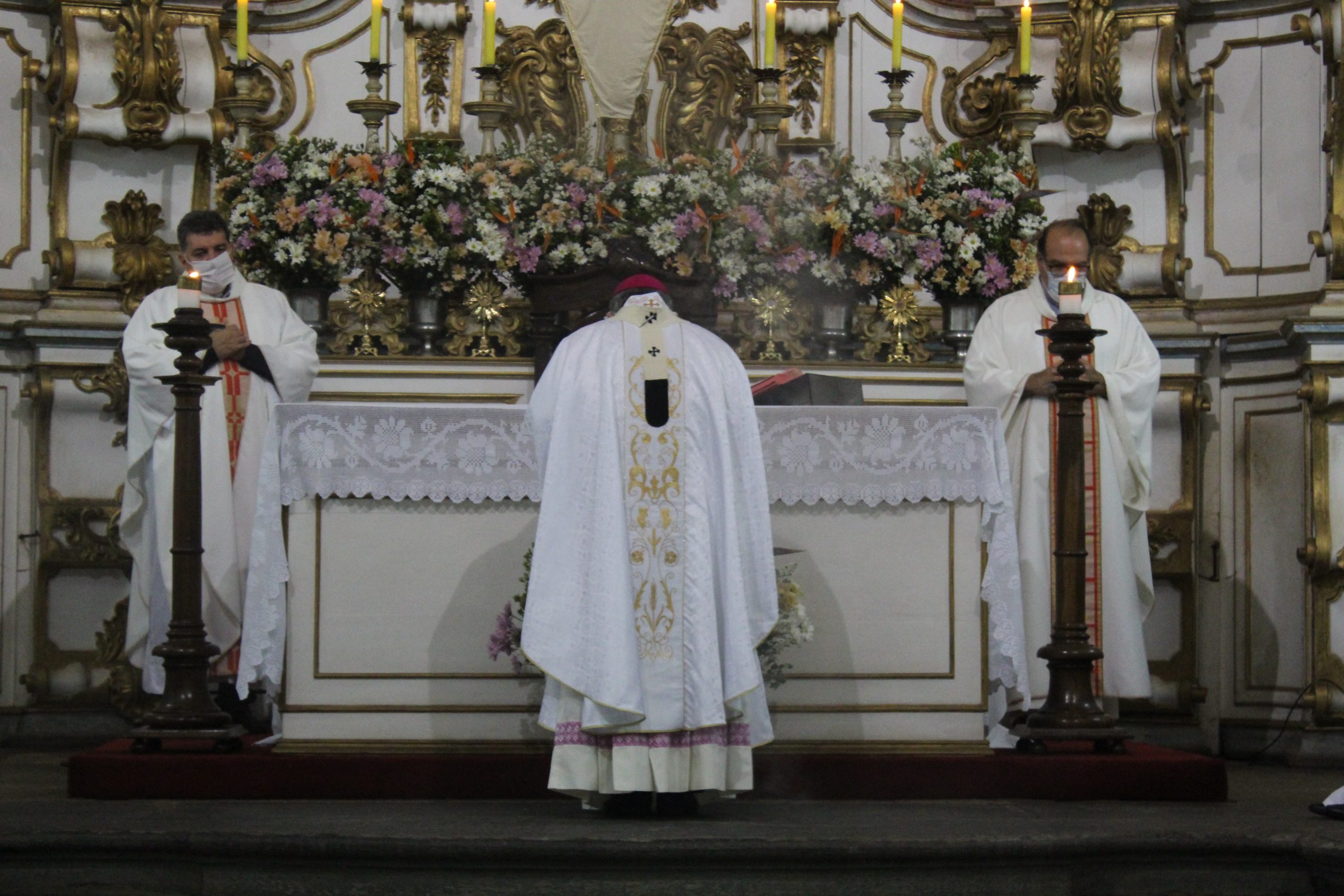 Презентация на тему: SEMANA SANTA. QUINTA-FEIRA SANTA ENTRADA Prova de  amor maior não há que doar a vida pelo irmão! 1-Eis que eu vos dou um novo  Mandamento: Amai-vos uns.. Скачать бесплатно