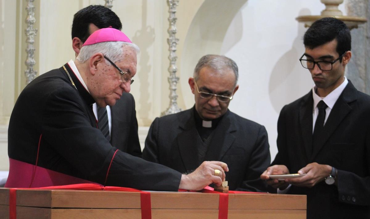 O administrador apostólico da Arquidiocese de Mariana, Dom Geraldo, lacra com seu sinete a arca que contém os documentos do processo.