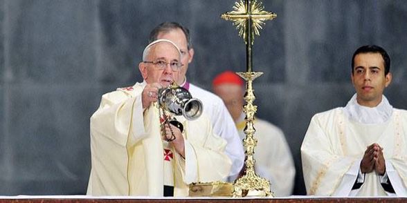 Padre Thiago com o Papa Francisco na missa da JMJ 2013. Foto: Arquivo Pessoal do Pe. Thiago