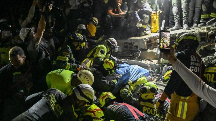 Bombeiros e equipes de resgate carregam a sobrevivente Daniela Andrea Largo Sanchez para fora dos escombros de um prédio que desabou após um terremoto em Pereira, Colômbia, em 11 de agosto de 2026. Voluntários e socorristas colombianos removeram os escombros com as próprias mãos em busca de sobreviventes na madrugada de 11 de agosto, após o terremoto mais forte no país em uma década ter matado pelo menos 216 pessoas e destruído dezenas de prédios. (Foto de David Salazar / AFP) (AFP or licensors)